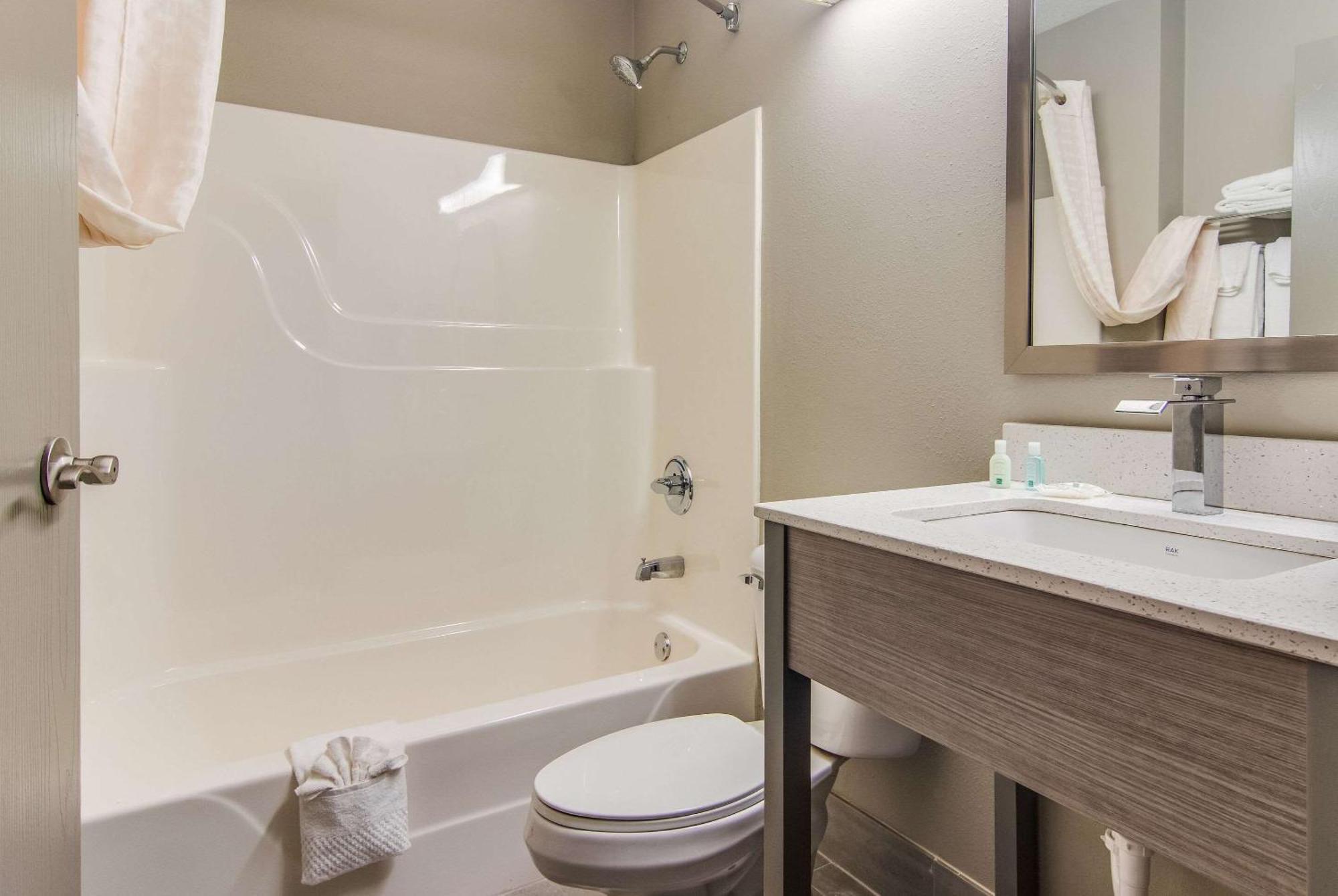 Quality Inn & Suites Grove City-Outlet Mall Екстер'єр фото